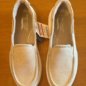 Skechers women’s tan arch fit slip on shoe sz 9.5